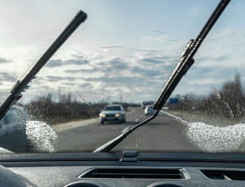 ¿Cuándo cambiar las escobillas del limpiaparabrisas? Cuatro síntomas claros que todo taller debe tener en cuenta